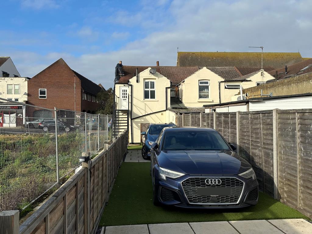 Lot: 69 - SHOP FOR INVESTMENT WITH WELL PRESENTED VACANT FLAT - Parking